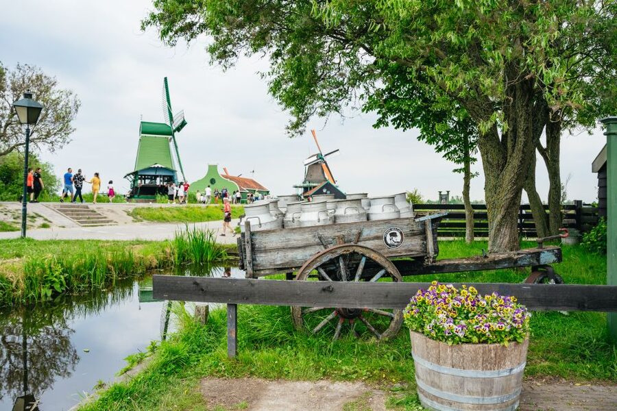 Amsterdam: Giethoorn, Volendam, and Zaanse Schans Tour - What to Bring for a Smooth Rain or Shine Day