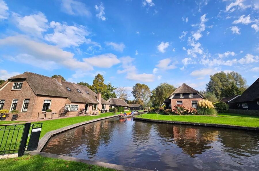 Amsterdam: Giethoorn, Zaandam & Zaanse Schans Tour w/ Pickup - Wooden Shoe Workshop: Try the Clogs, Watch the Making
