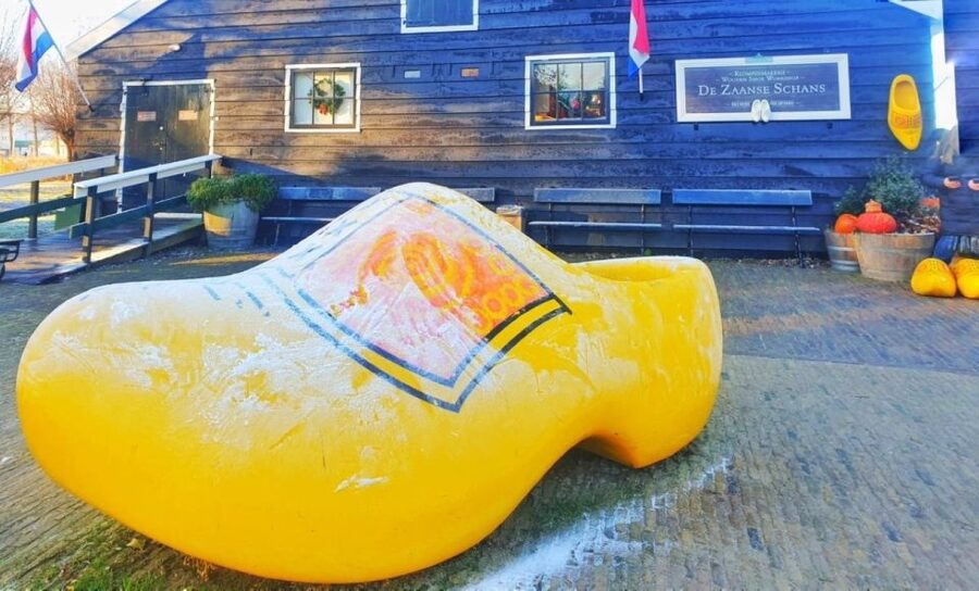 Amsterdam: Giethoorn, Zaandam & Zaanse Schans Tour w/ Pickup - Arriving in Giethoorn: Photo Stops, Walking Time, and Lunch