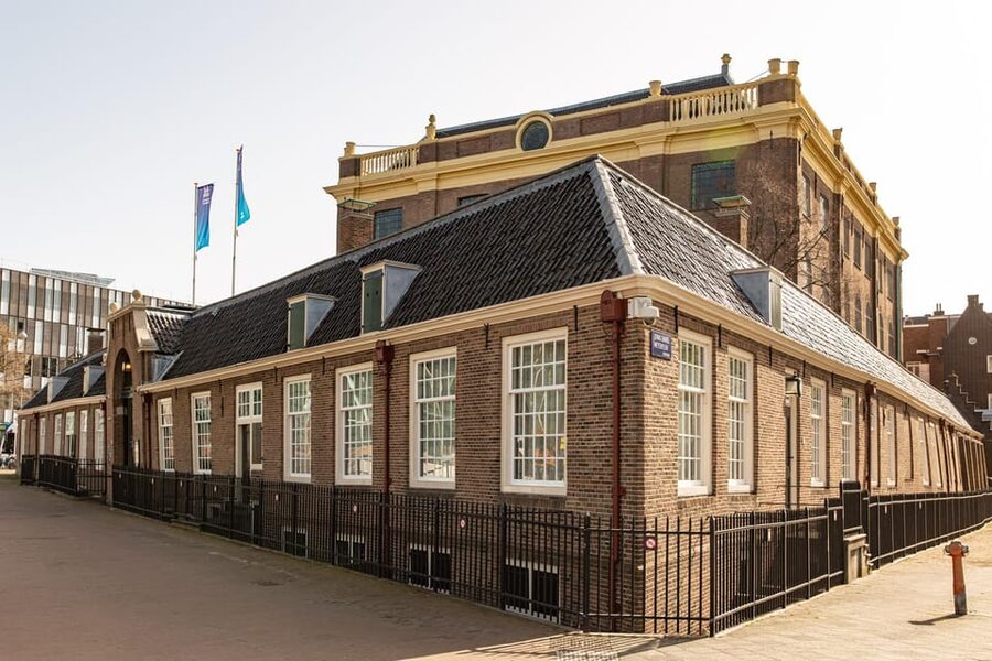 Amsterdam: Guided Anne Frank Small-Group Walking Tour - Starting at Esnoga, the Portuguese Synagogue that sets the tone