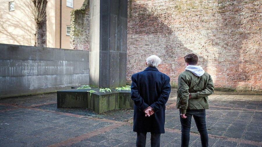 Amsterdam: Guided Anne Frank Small-Group Walking Tour - Wertheimpark and Jan Wolkers, the Auschwitz broken-mirror idea