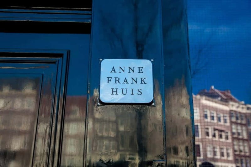 Amsterdam: Guided bike tour in French off the beaten track - Plantage and Hollandsche Schouwburg: WWII at Human Scale