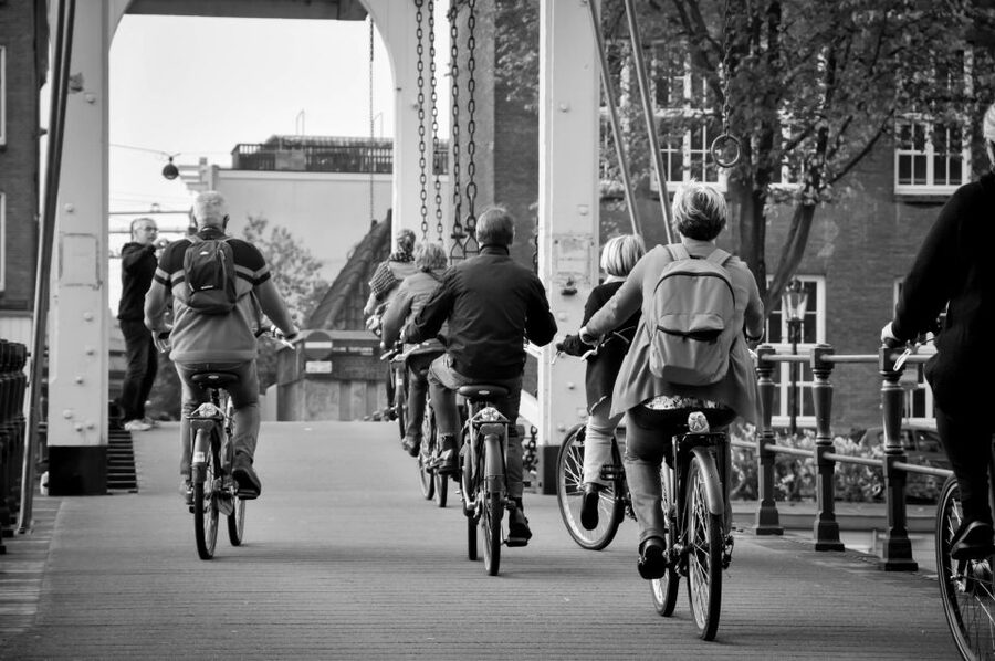 Amsterdam: Guided City Bike Tour in French - De Negen Straatjes and Grachtengordel: How to Look Like You Mean It