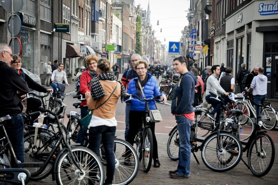 Amsterdam: Guided City Bike Tour in French - Bikes, pace, and practical tips that keep it fun