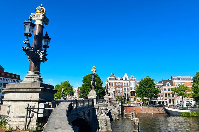 Amsterdam Guided Walking Tour about Rembrandt, private guide - Rembrandt House Museum exterior views and the world at his doorstep