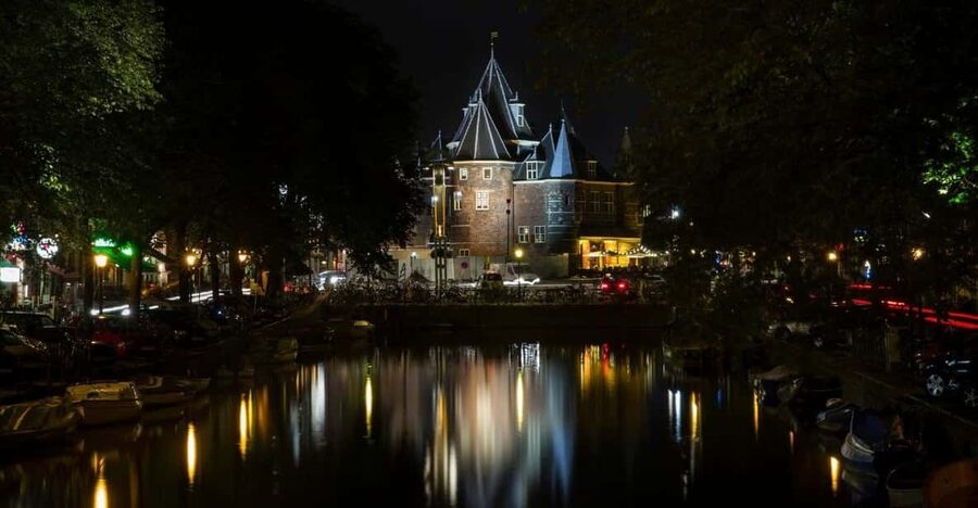 Amsterdam: Haunted History and Ghost Walking Tour - Begijnhof: The courtyard looks calm, the story doesn’t