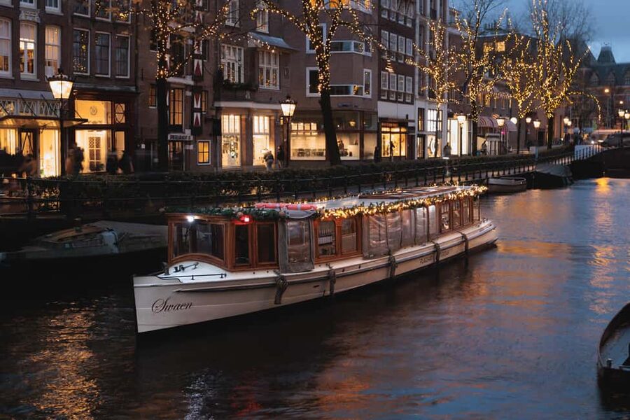 Amsterdam: Heated Canal Cruise with Unlimited Drinks & Bite - The Route: Landmarks You’ll Pass and Why They Matter