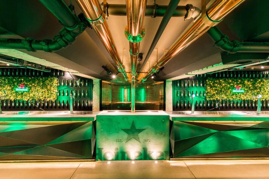 Amsterdam: Heineken Experience Ticket including 2 Drinks - The English presentation moment, where guides add the human touch