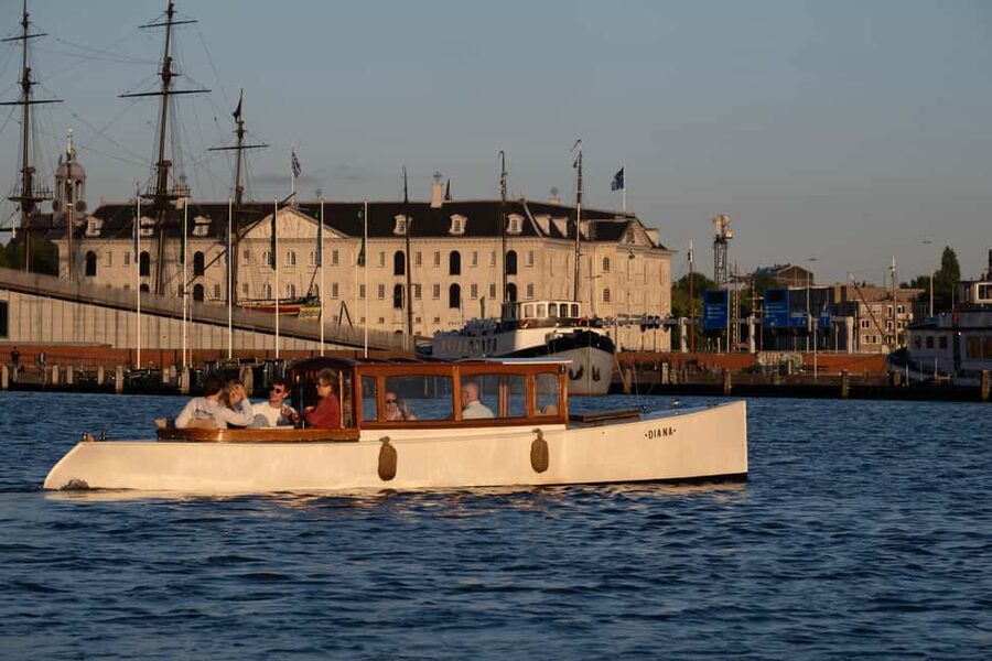 Amsterdam: Hidden Gems Canal Cruise - Meet the Captain: Stories That Work Because They Sound Personal