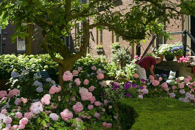 Amsterdam: Hidden Gems Walking Tour in German - Courtyard hopping in the Jordaan: Sint Andrieshofje, Claes Claeszoon Hofje, and more