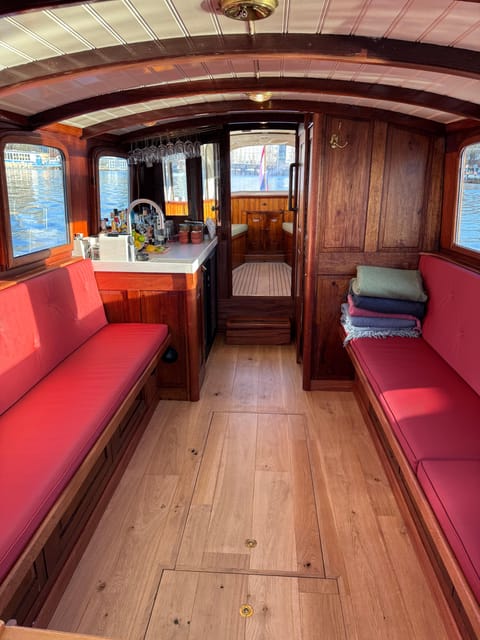 Amsterdam: Historic Boat Cruise with open bar and nibbles - Where you meet, and how to find the dock quickly