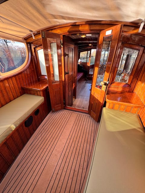 Amsterdam: Historic Boat Cruise with open bar and nibbles - Captain Bow and the humor that makes canal facts click
