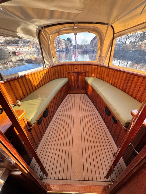 Amsterdam: Historic Boat Cruise with open bar and nibbles - Comfort on board, plus the small perks that save your trip