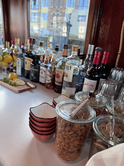 Amsterdam: Historic Boat Cruise with open bar and nibbles - Price and value for a 1.5-hour guided open-bar cruise