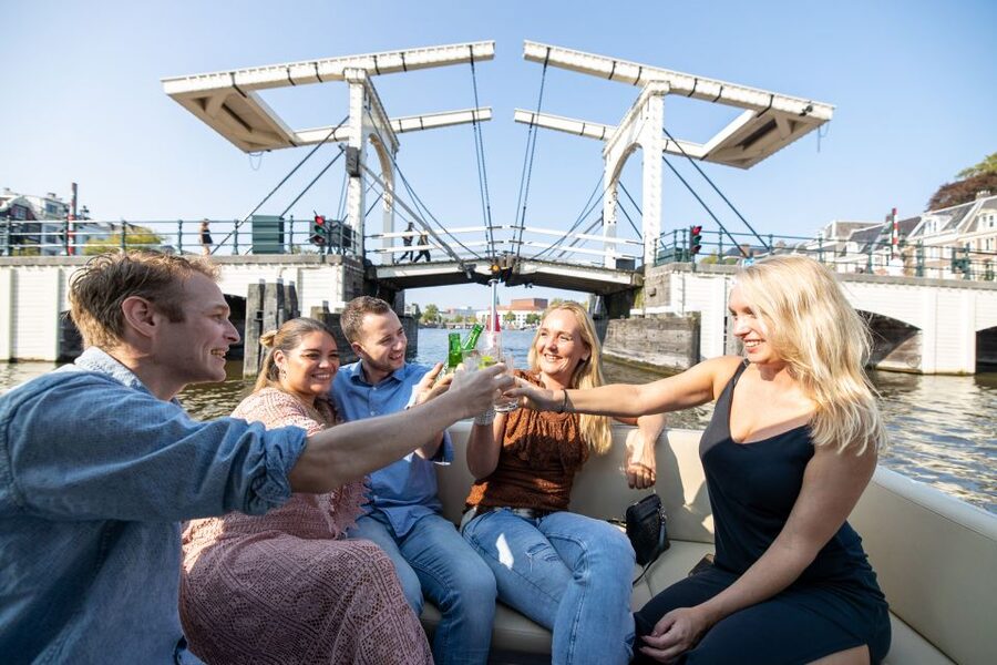 Amsterdam: Historic Boat Cruise with open bar and nibbles - So, should you book it