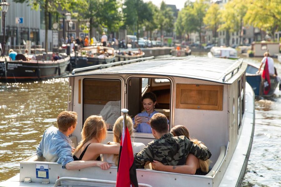 Amsterdam: Historic Boat Cruise with open bar and nibbles - The open bar setup: top-shelf drinks without making the trip sloppy