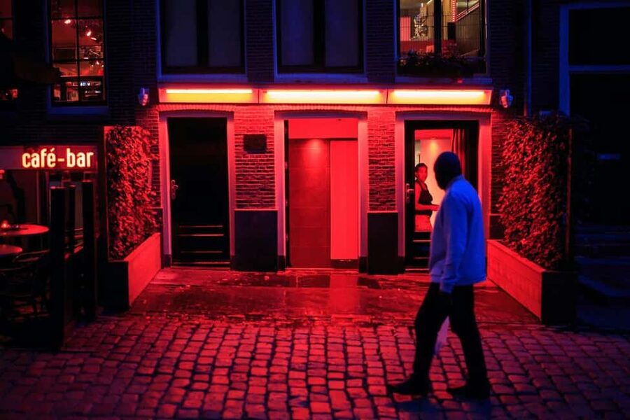 Amsterdam: Historical Red Light District Tour - Getting oriented at Dam Square, with a guide who sets the tone