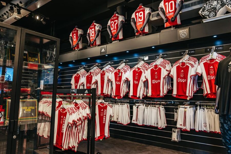 Amsterdam: Johan Cruijff Arena VIP Tour - Skybox stop with your free drink, and why those pitch views hit differently