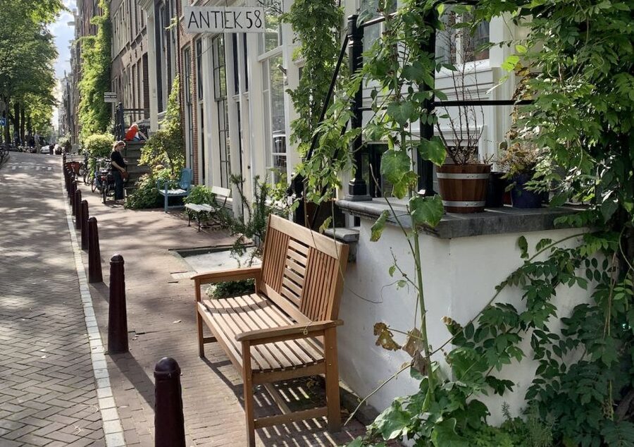 Amsterdam: Jordaan District Tour with a German guide - The tulip mania lesson in a secret garden