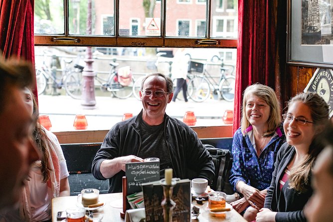 Amsterdam Jordaan Food & Drinks Tour with Eating Europe - Stop 1 at Papeneiland: the 400-year-old apple pie moment