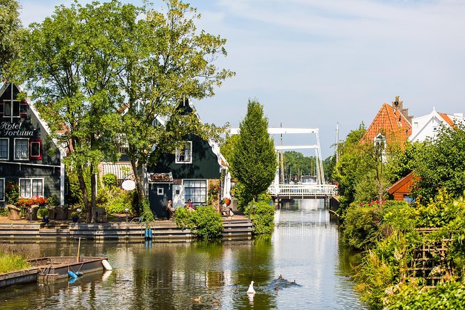 Amsterdam: Keukenhof, Zaanse Schans & Volendam Tour - Cheese factory and syrup waffle: a Dutch snack break that is actually useful