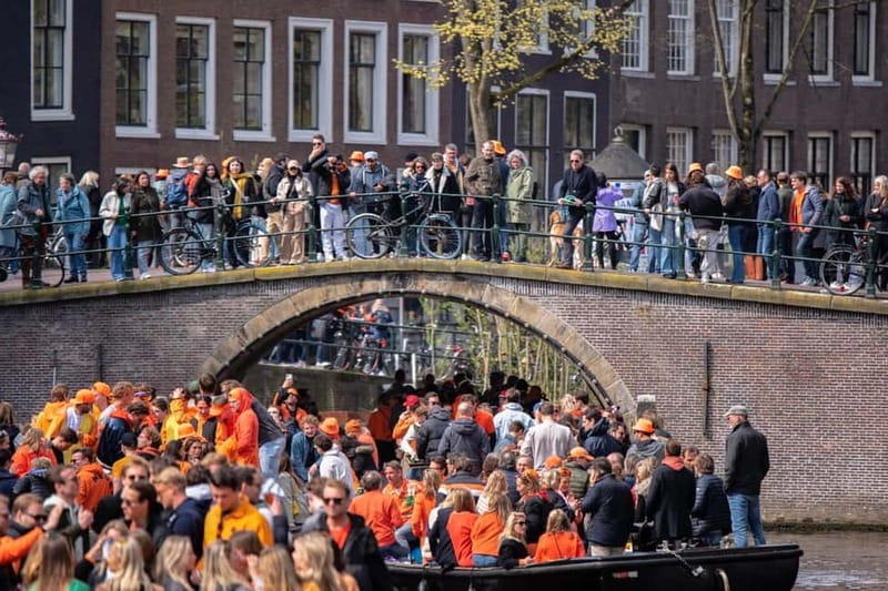 Amsterdam: Kings Day Boat Party with Unlimited Drinks - Finding Eco Boats fast: Stationsplein 40 and the dark green flag