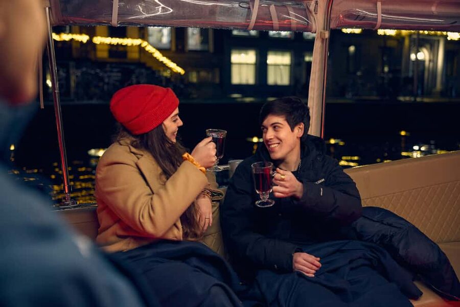 Amsterdam: Light Festival Boat with Hot Choco & Stroopwafel - FAQ