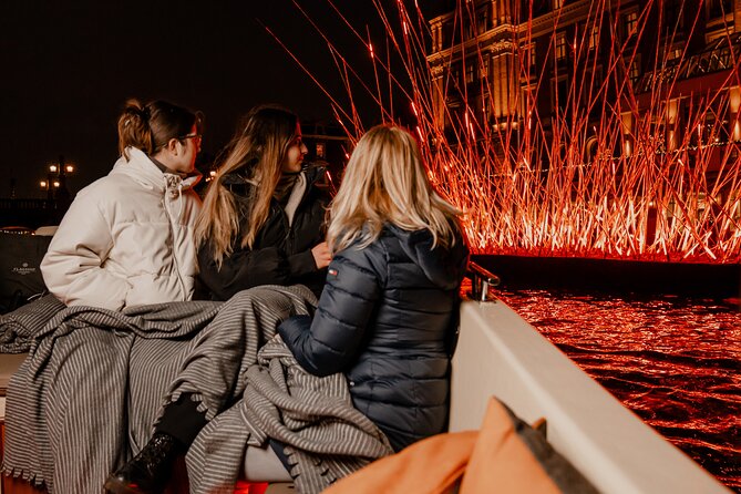 Amsterdam Light Festival: Canal Cruise + Bite & Unlimited Drinks - Weather Plan: Open Boat in Dry, Covered in Rain