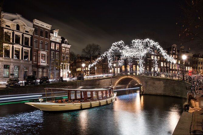 Amsterdam Light Festival: Canal Cruise + Snack & Unlimited Drinks - Unlimited drinks and snack options: good perk, with one catch