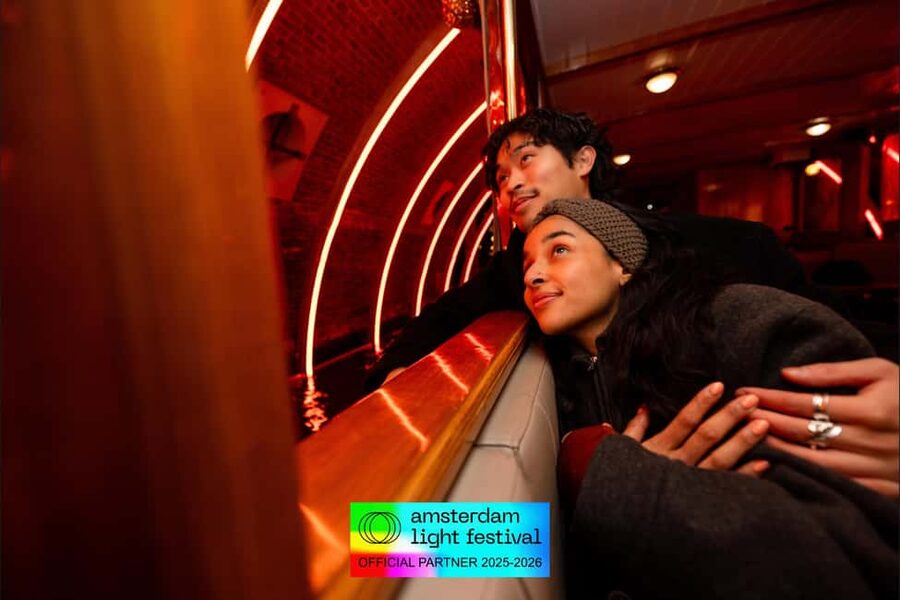 Amsterdam: Light Festival Heated Cruise + Hot Choco + Snack - Following the illuminated route: each stop, what it adds