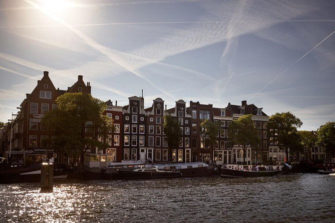 Amsterdam Light Festival: Saloon Boat Cruise + Hot Drinks & Bite - Hot drinks and the snack situation: good value, but watch the details