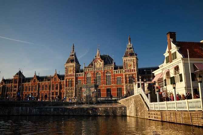 Amsterdam Light Festival: Saloon Boat Cruise + Hot Drinks & Bite - Weather, windows, and the photo and viewing traps