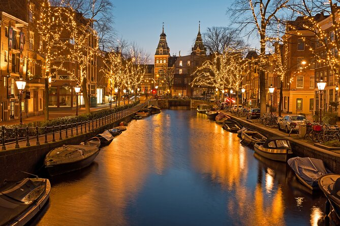 Amsterdam Light Festival Winter Walk with Stroopwafel Workshop - Nine Straatjes to the Jordaan canals, where the light show lives