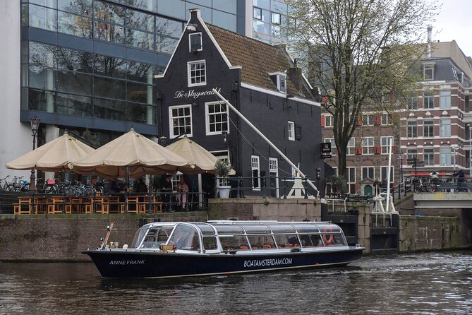 Amsterdam Live Guided Sightseeing Canal Cruise - What makes the guides and captains so central to the experience