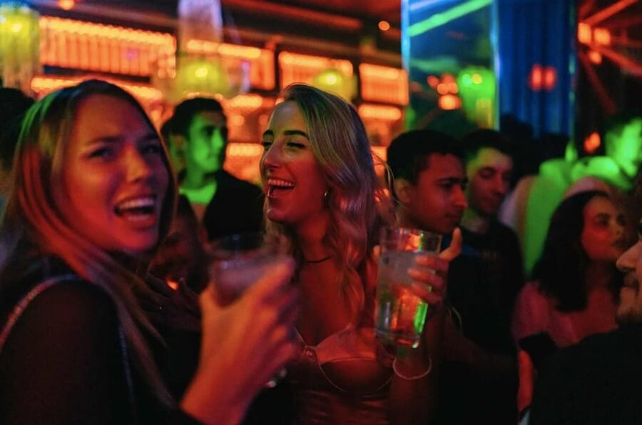 Amsterdam: Ludwig's Red Light Pub Crawl with VIP Club Entry - Meeting point details that keep the night from getting messy