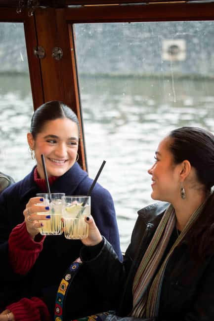 Amsterdam: Luxury Saloon Boat Cruise with Cocktails & Waffle - Should you book? My practical take