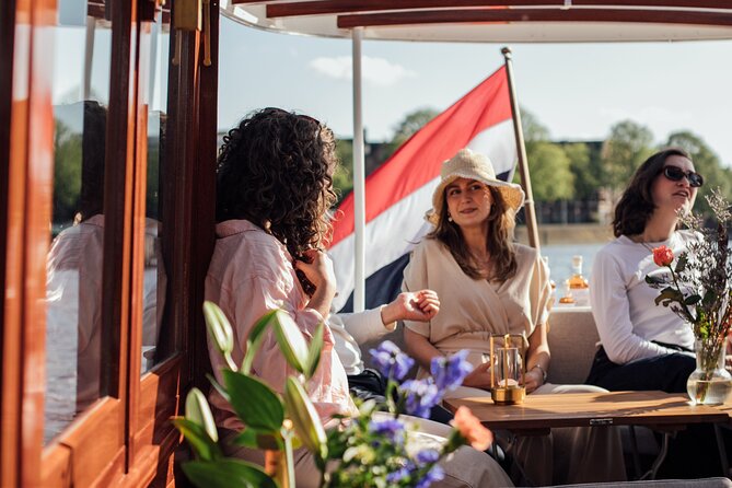 Amsterdam: Luxury Saloon Boat Cruise with Cocktails & Waffle - Who this cruise is perfect for