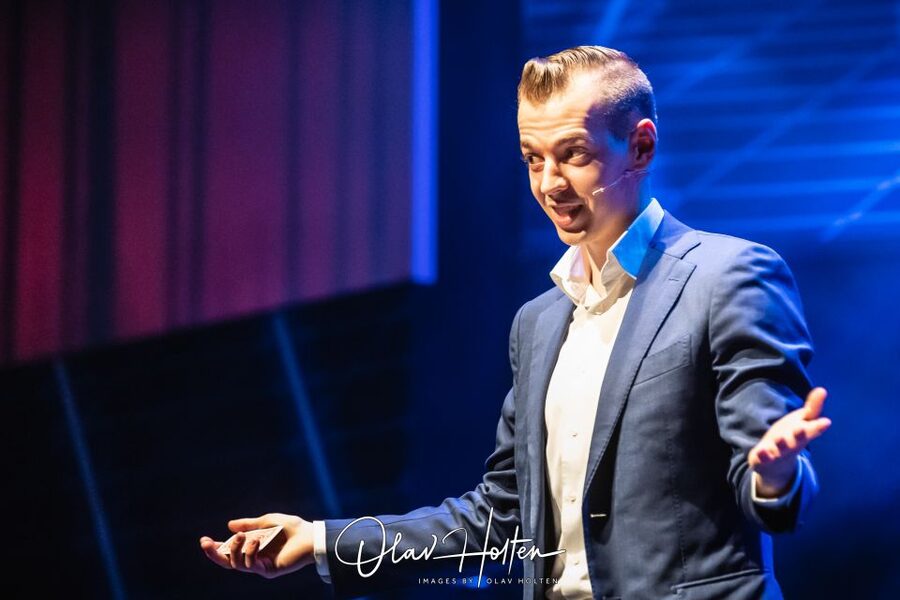 Amsterdam: Magic Show - Your pre-show moment: close-up magic before the lights go down