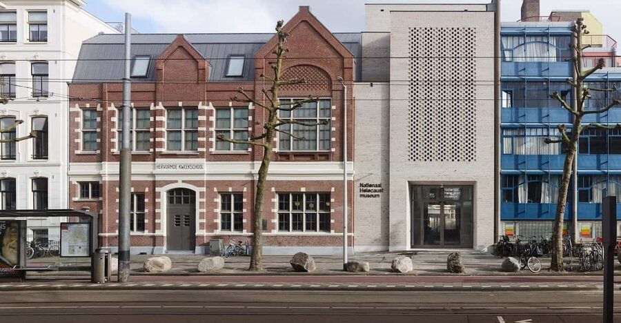 Amsterdam: National Holocaust Museum Entry Ticket - Entering the Hervormde Kweekschool building that anchors the whole story