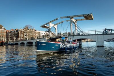 Amsterdam Open Boat Cruise with Live Guide and Two Drinks