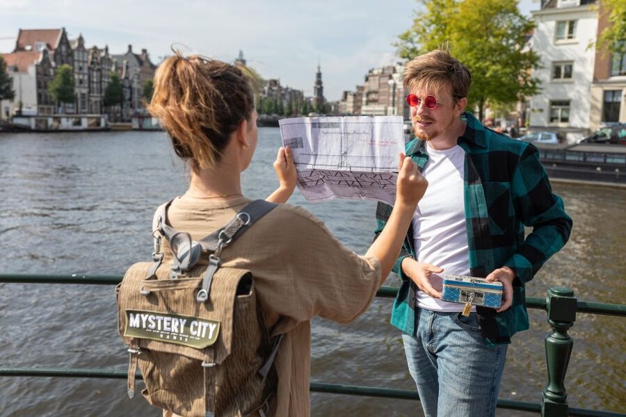 Amsterdam: "Operation 45 " Treasure Hunt Walking Tour - Starting at Mystery City Games, Zwanenburgwal 178