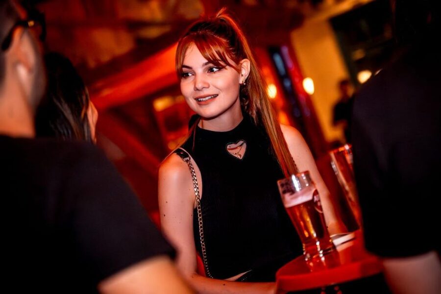 Amsterdam: Original Pub Crawl Party with VIP Entrance - Red Light District to Leidseplein: the route you feel, not just the places