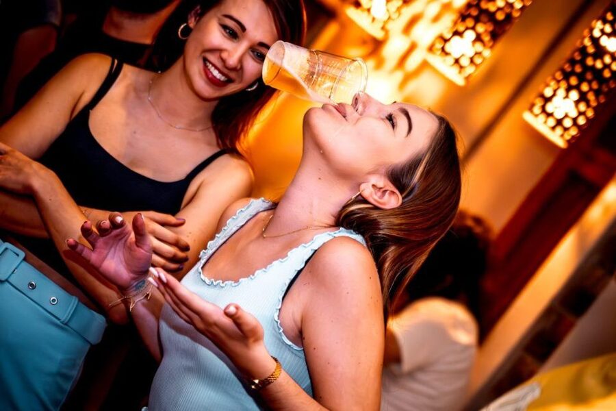 Amsterdam: Original Pub Crawl Party with VIP Entrance - Shots, drink specials, games, and live music moments
