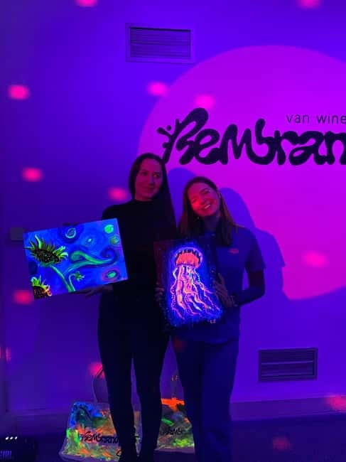 Amsterdam: Paint and Sip in the Dark at Rembrandt van Wine - What the small group size changes in your experience