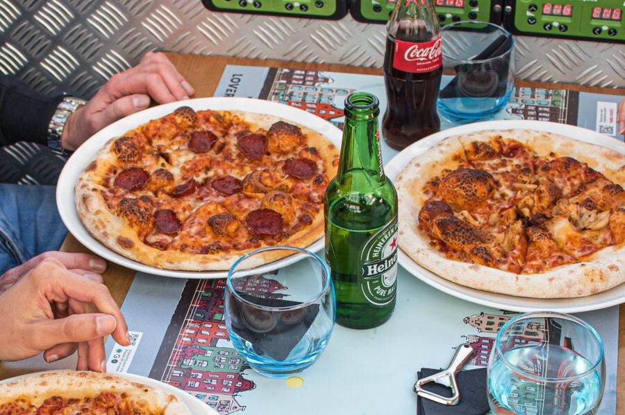 Amsterdam: Pizza Cruise with New York Pizza & Drinks - Pizza Choices and Booking Tips for Groups