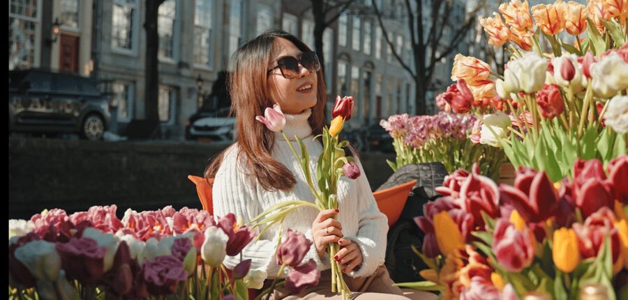 Amsterdam: Premium Tulip Boat Canal Tour - Why the flowers on board matter for photos and atmosphere
