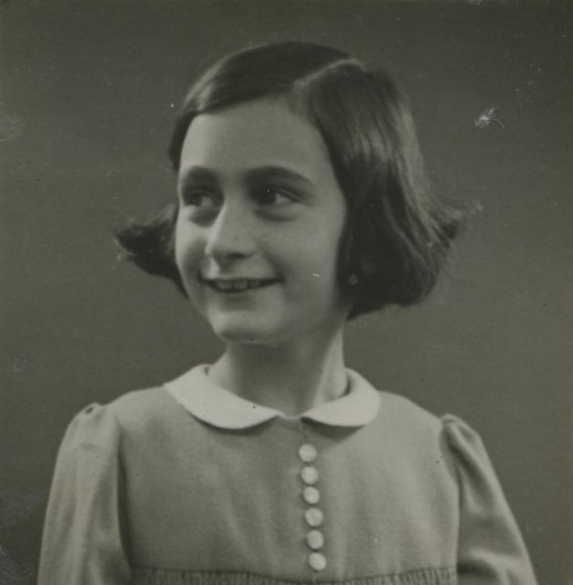 Amsterdam: Private Anne Frank and Jewish History Tour - Anne Frank House visit, the narrow stair reality, and the VR fallback