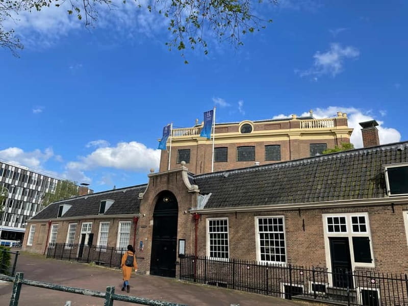 Amsterdam: Private Anne Frank and Jewish History Tour - The Dokwerker and the first memorials that set the wartime context