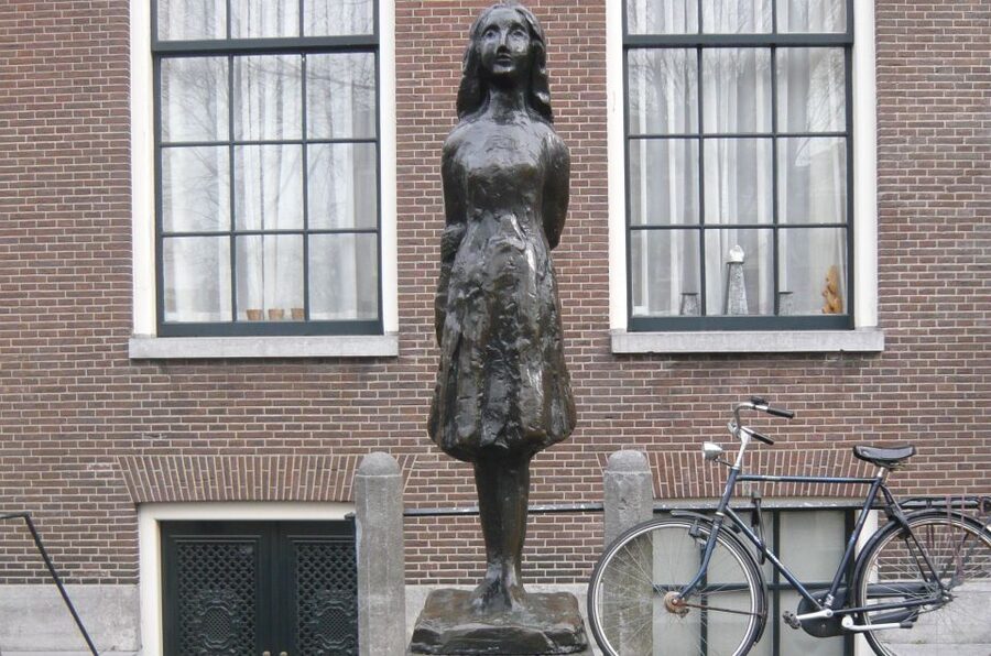 Amsterdam: Private Anne Frank and Jewish Quarter Tour - Hear Anne Frank’s diary story where it makes sense