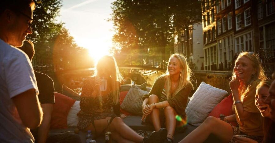 Amsterdam: Private BBQ Cruise with Personal Chef & Drinks - What to expect minute by minute on the 2-hour outing